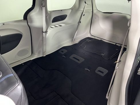 Used 2021 Chrysler Pacifica Touring-L image 36