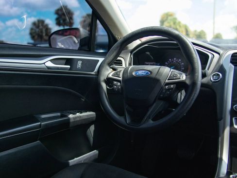 Used 2019 Ford Fusion SE FWD image 19