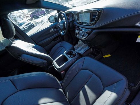 New 2026 Chrysler Pacifica Select image 40