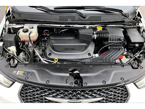 Used 2025 Chrysler Pacifica Select image 11