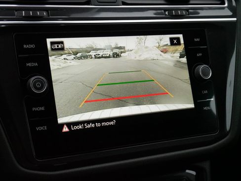 Certified 2022 Volkswagen Tiguan SEL R-Line image 32