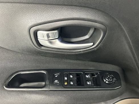 Used 2015 Jeep Renegade Latitude AWD/4WD image 11