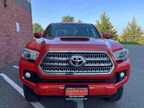 Used 2017 Toyota Tacoma TRD Sport w/ Premium & Technology Package AWD/4WD image 2