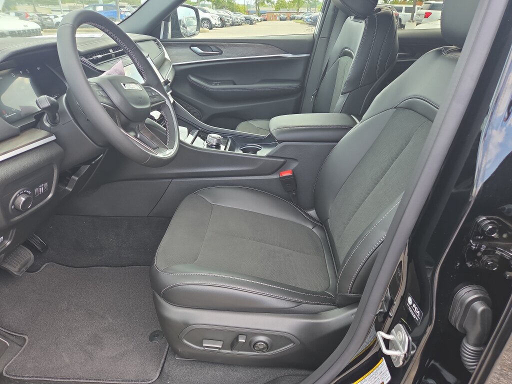 New 2027 Jeep Grand Cherokee Altitude RWD image 5