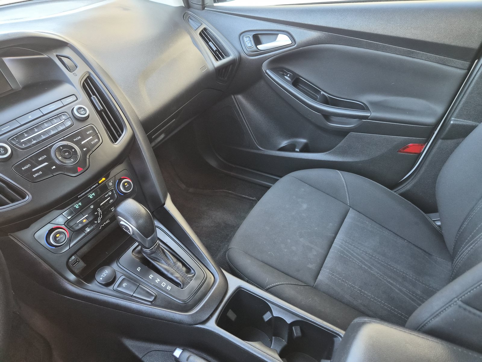 Used 2018 Ford Focus SE w/ SE Appearance Package FWD image 13