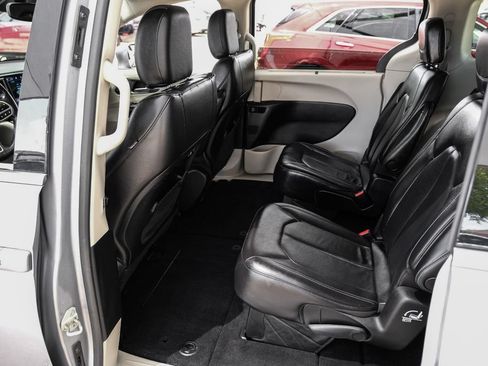 Used 2021 Chrysler Pacifica Touring-L FWD image 42