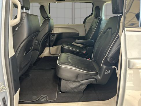 Used 2023 Chrysler Pacifica Limited FWD image 10