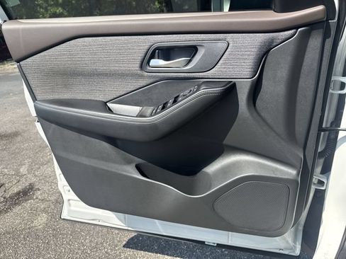 Used 2023 Nissan Rogue SV FWD image 25