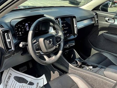 Used 2022 Volvo XC40 T5 Momentum image 11