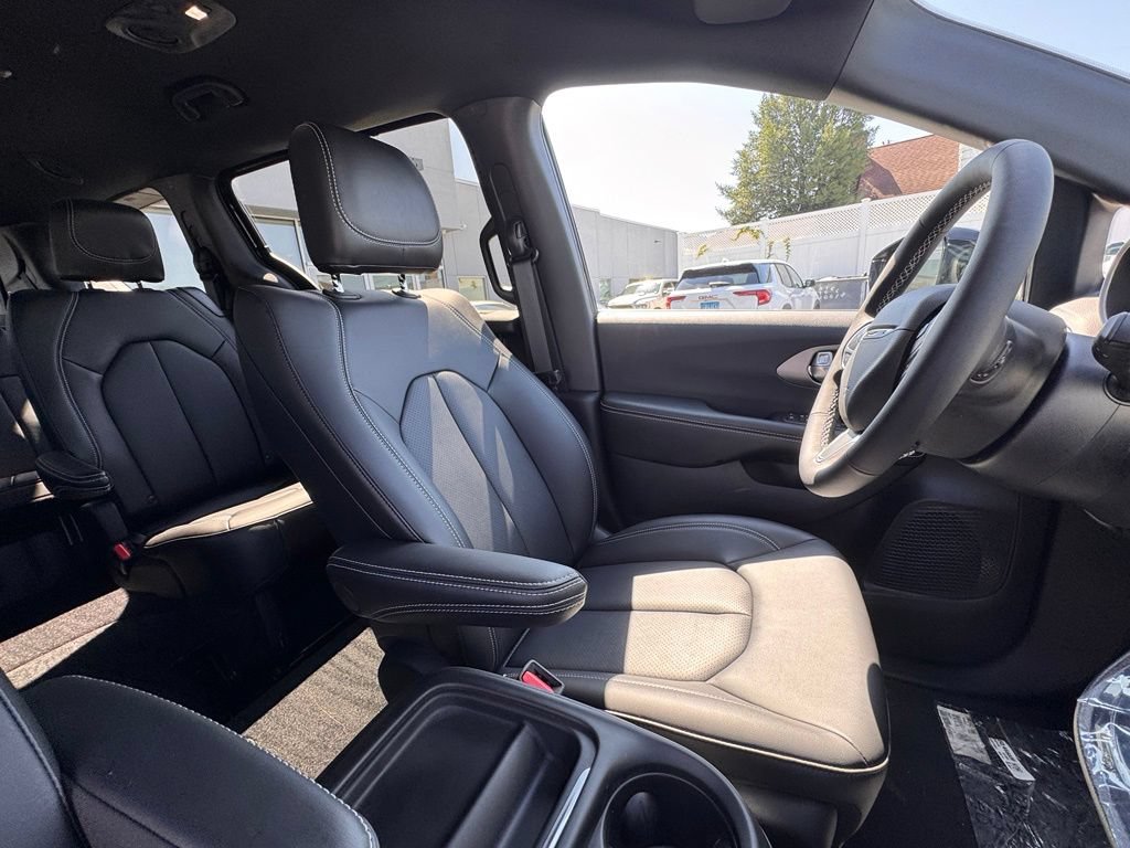 Used 2027 Chrysler Pacifica Select FWD image 20