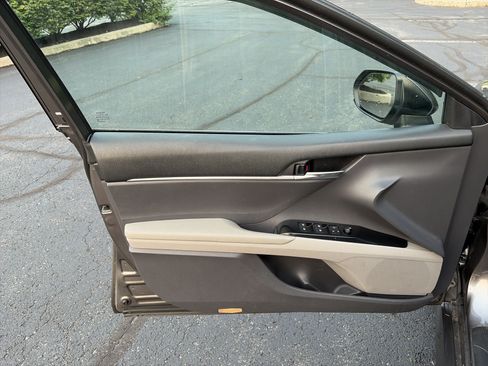 Used 2019 Toyota Camry LE FWD image 13