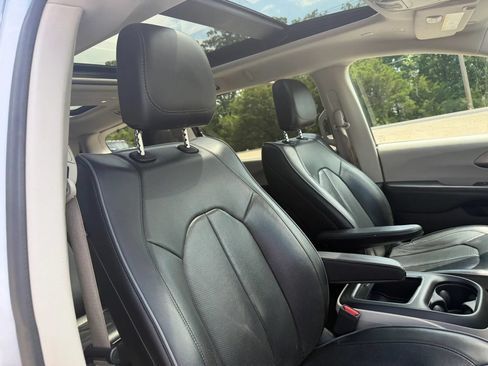 Used 2018 Chrysler Pacifica Limited FWD image 51
