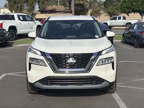 Used 2023 Nissan Rogue SV image 2