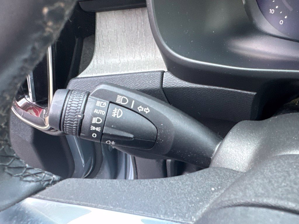 Used 2023 Volvo XC40 B5 Plus AWD/4WD image 38