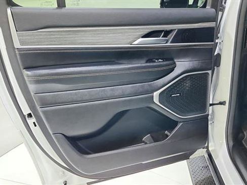 Used 2024 Jeep Wagoneer L Series II RWD image 24