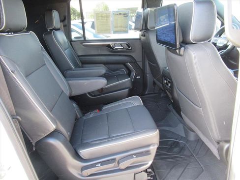 Used 2025 Chevrolet Suburban Premier image 34