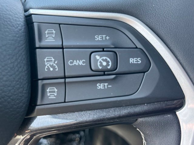 Used 2023 Jeep Grand Cherokee Laredo AWD/4WD image 36