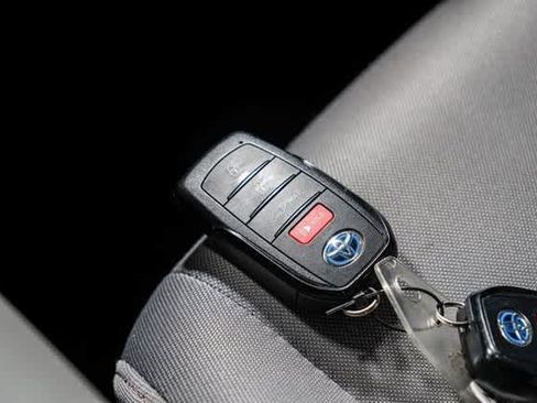 Certified 2022 Toyota Venza LE image 30