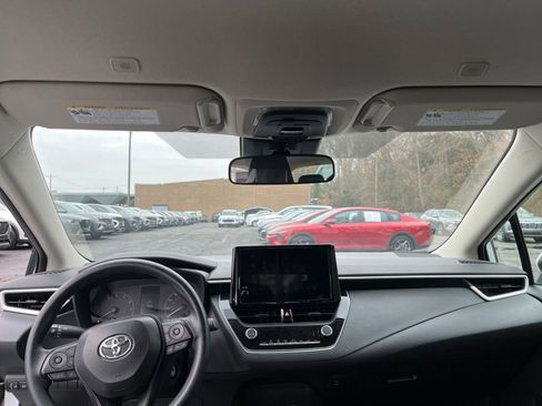 Used 2025 Toyota Corolla LE image 31
