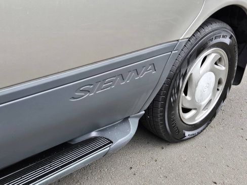 Used 2001 Toyota Sienna XLE image 28
