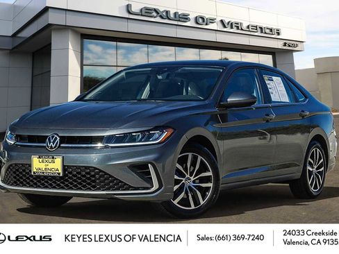 Used 2025 Volkswagen Jetta SE image 1