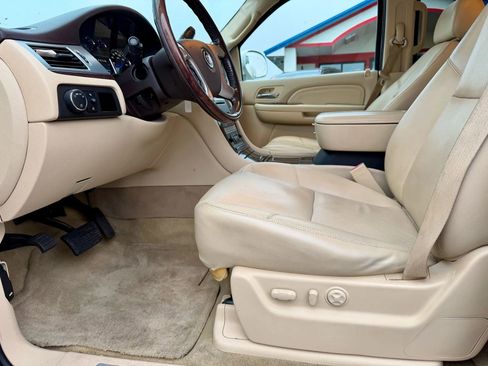 Used 2007 Cadillac Escalade Luxury w/ Information Package image 10