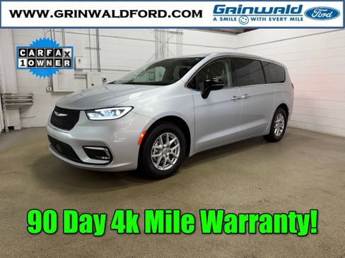 Used 2024 Chrysler Pacifica Touring-L FWD image 1