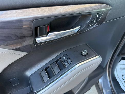 Used 2021 Toyota Highlander Platinum FWD image 12