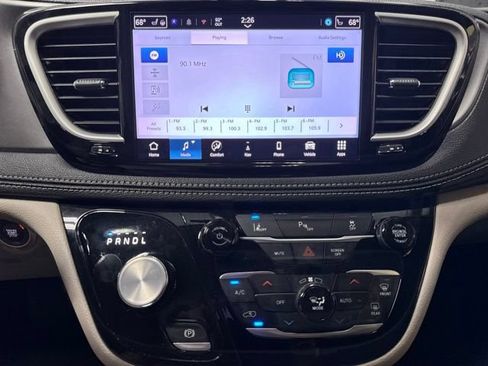 Used 2024 Chrysler Pacifica Limited FWD image 7