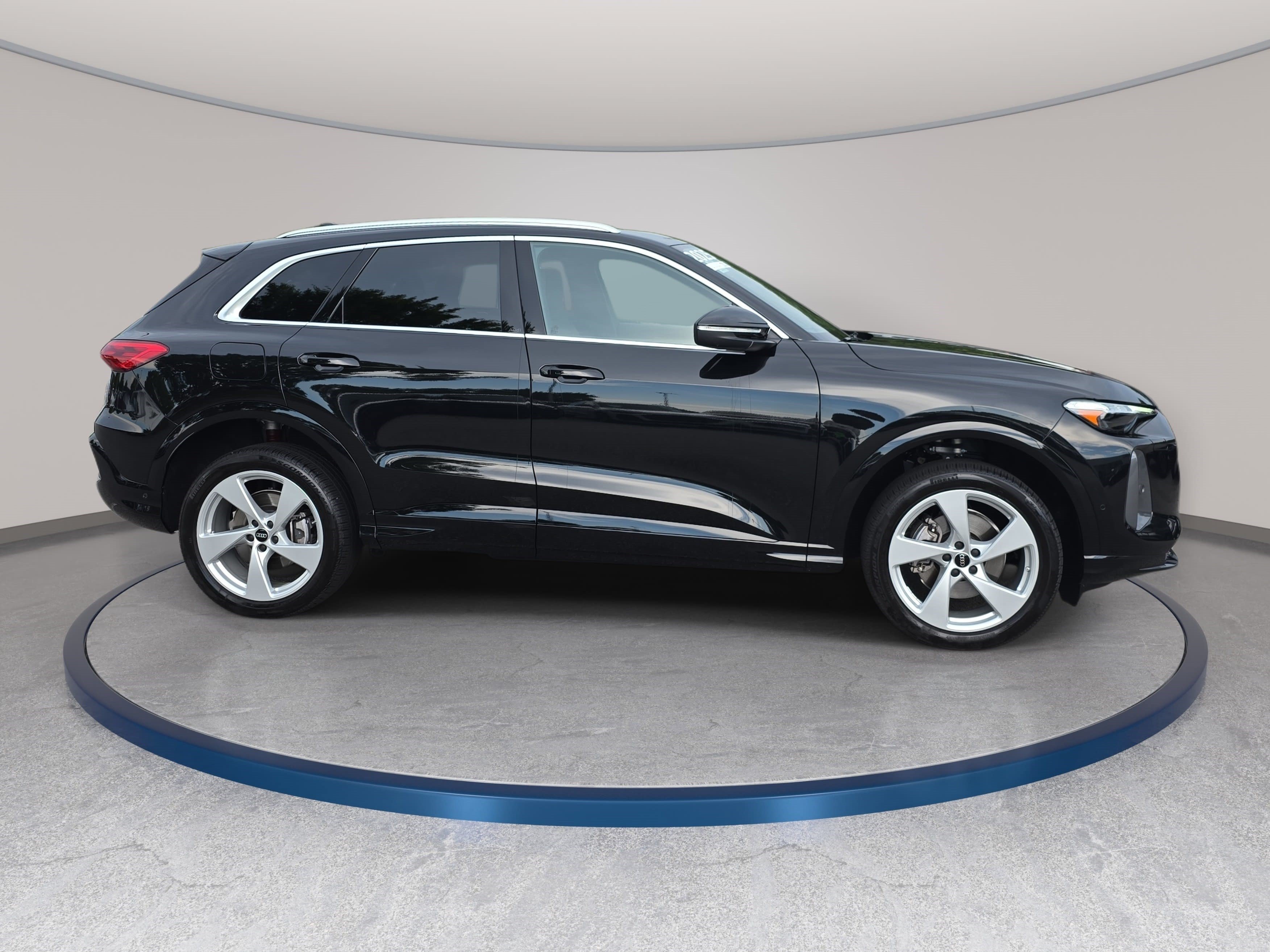Used 2025 Audi Q5 Premium Plus w/ Premium Plus AWD/4WD image 4