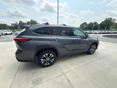 Used 2022 Toyota Highlander XLE AWD/4WD image 6
