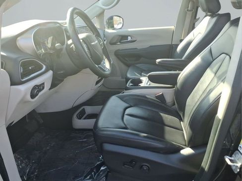 Used 2024 Chrysler Pacifica Touring-L image 24