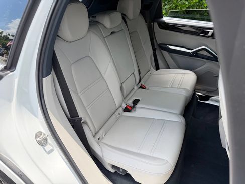 Used 2022 Porsche Cayenne AWD/4WD image 40