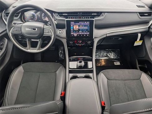 New 2025 Jeep Grand Cherokee Altitude image 28