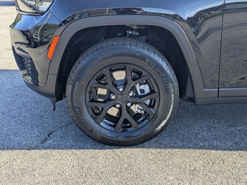 New 2025 Jeep Grand Cherokee L Altitude image 32