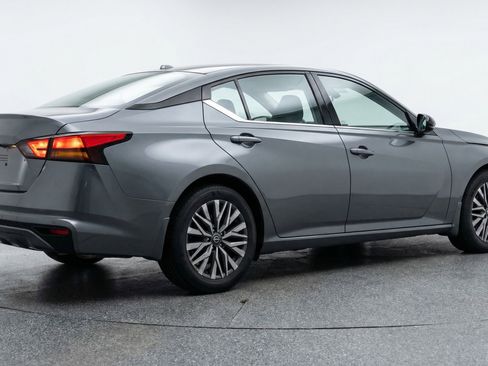 Used 2025 Nissan Altima 2.5 SV image 9