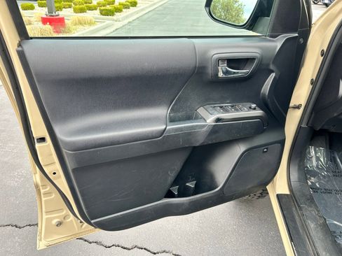 Used 2018 Toyota Tacoma TRD Off-Road w/ TRD Premium Off Road Package image 9