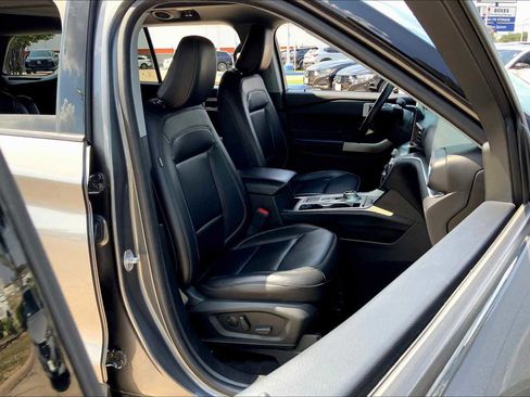 Used 2022 Ford Explorer XLT w/ Equipment Group 202A image 8