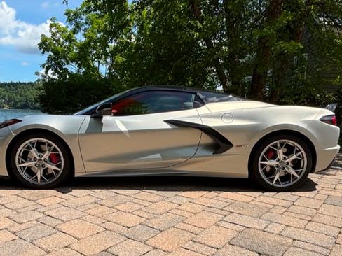 Used 2023 Chevrolet Corvette Stingray Premium Conv w/ Z51 Performance Package RWD image 4