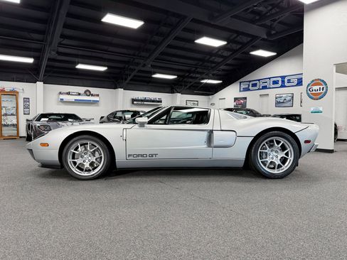 Used 2005 Ford GT image 2