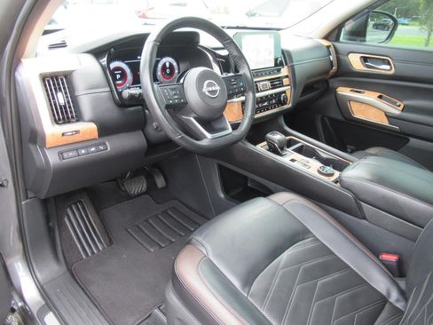 Used 2024 Nissan Pathfinder Platinum w/ Cargo Package AWD/4WD image 18