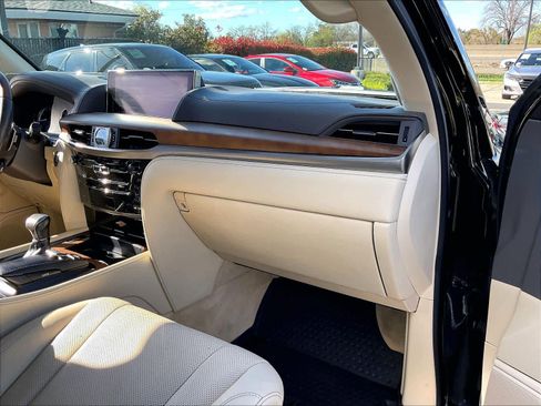 Used 2020 Lexus LX 570 4WD w/ Luxury Package image 18