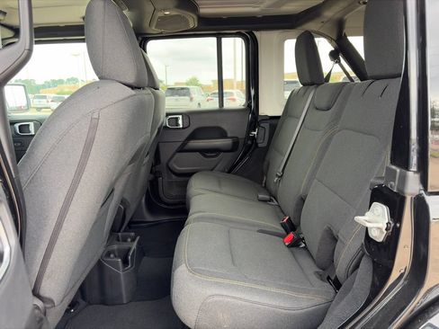 Used 2025 Jeep Wrangler Unlimited Sahara AWD/4WD image 12