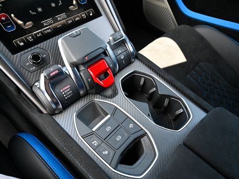 Used 2024 Lamborghini Urus Performante AWD/4WD image 30