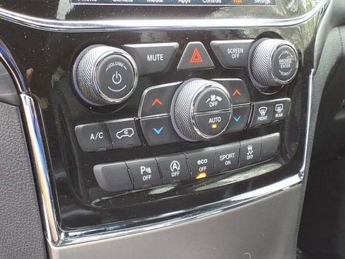 Used 2022 Jeep Grand Cherokee Laredo X AWD/4WD image 24
