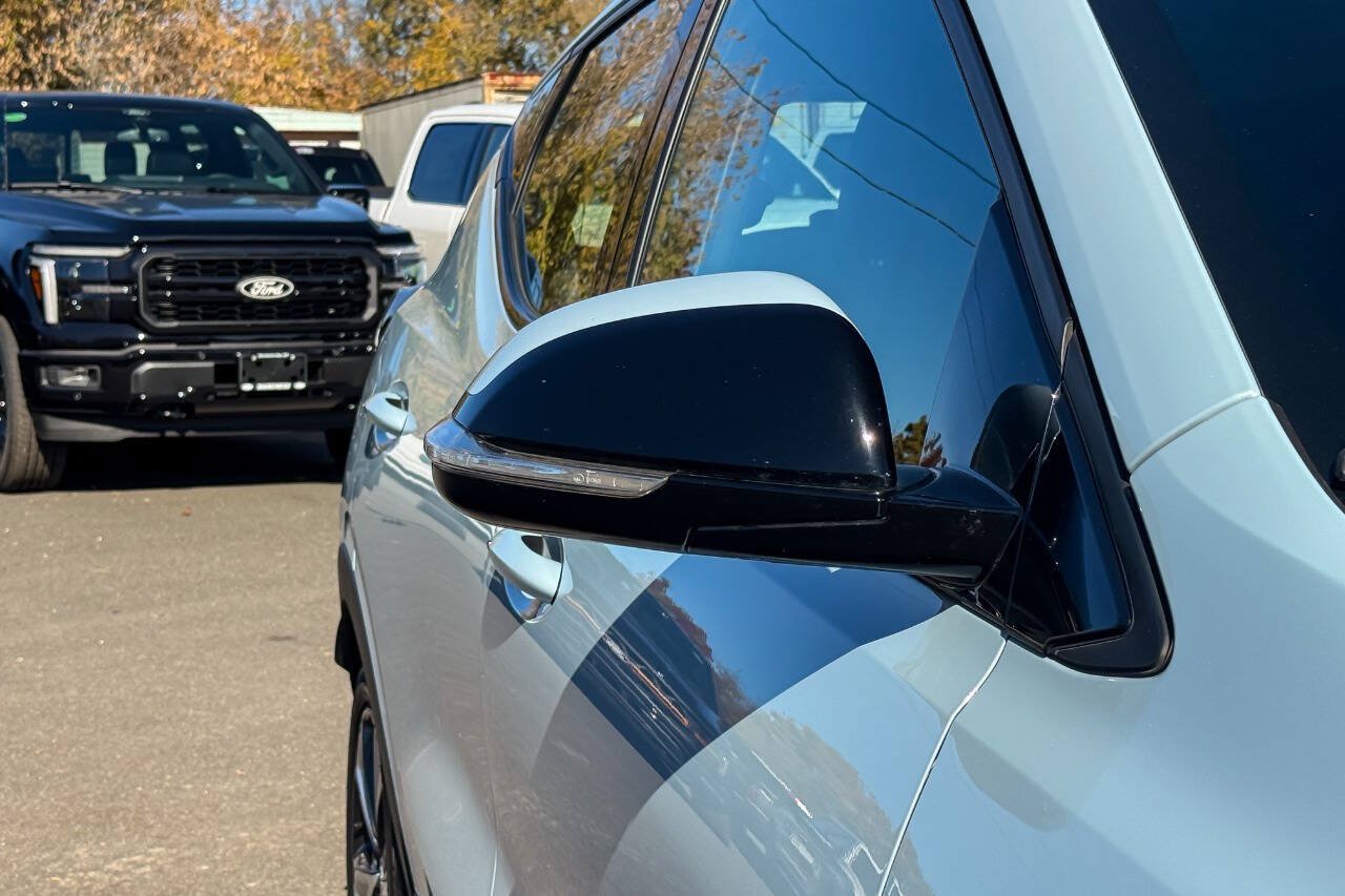 Used 2022 Chevrolet Bolt EUV LT w/ Convenience Package FWD image 9
