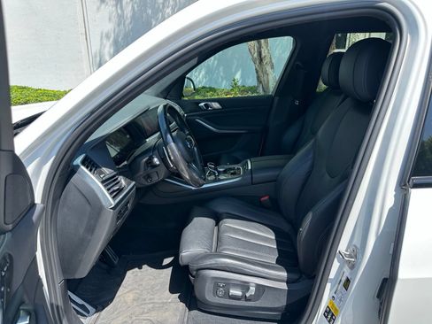 Used 2022 BMW X7 xDrive40i w/ M Sport Package AWD/4WD image 2