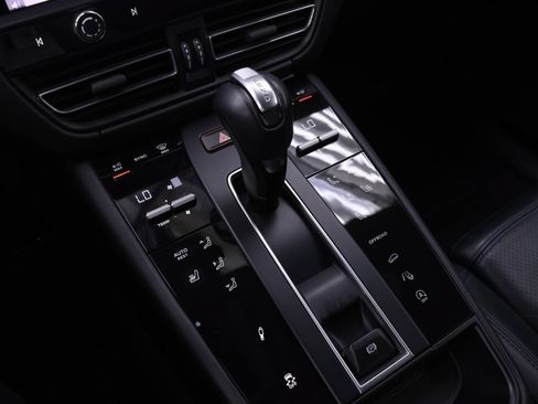 Certified 2023 Porsche Macan Turbo AWD/4WD image 14