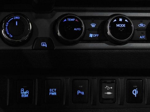 Used 2017 Toyota Tacoma Limited image 40