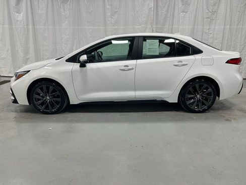 Used 2025 Toyota Corolla SE w/ SE Premium Package image 4